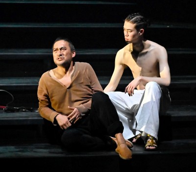 武漢肺炎》渡邊謙舞台劇照演 堂本光一開演前喊卡挨罵