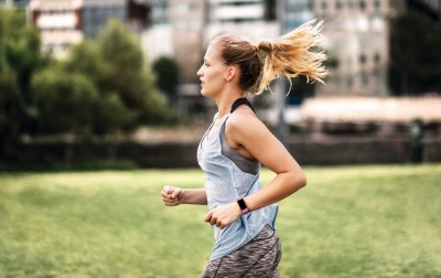 防疫多多運動增抵抗力 Fitbit首款GPS智慧手環登台開賣