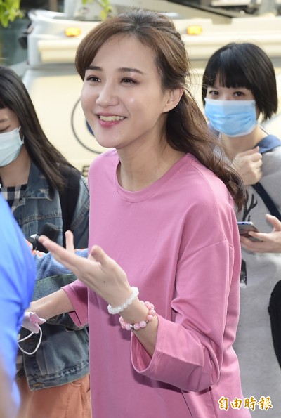 （影音）何妤玟斷了8年婚首露面 哽咽曝內幕「2018年就有問題」