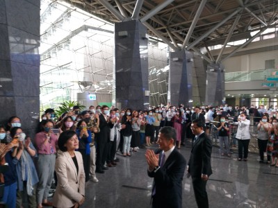 文化部同仁夾道歡送 鄭麗君感性道別 文化部同仁夾道歡送 鄭麗君感性道別