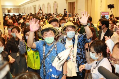 陳時中揹上身 虱目魚包包賣到一個不剩 陳時中揹上身 虱目魚包包賣到一個不剩