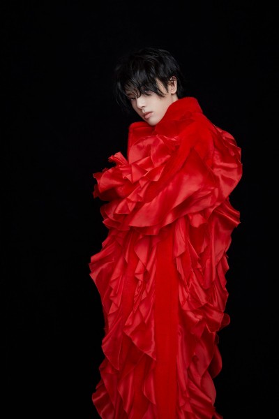 華晨宇登紐約時代廣場秀佳績 變髮造型吸睛