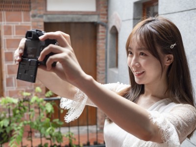 OLYMPUS微單眼E-M10 Mark IV征服網美 向下翻轉螢幕自拍