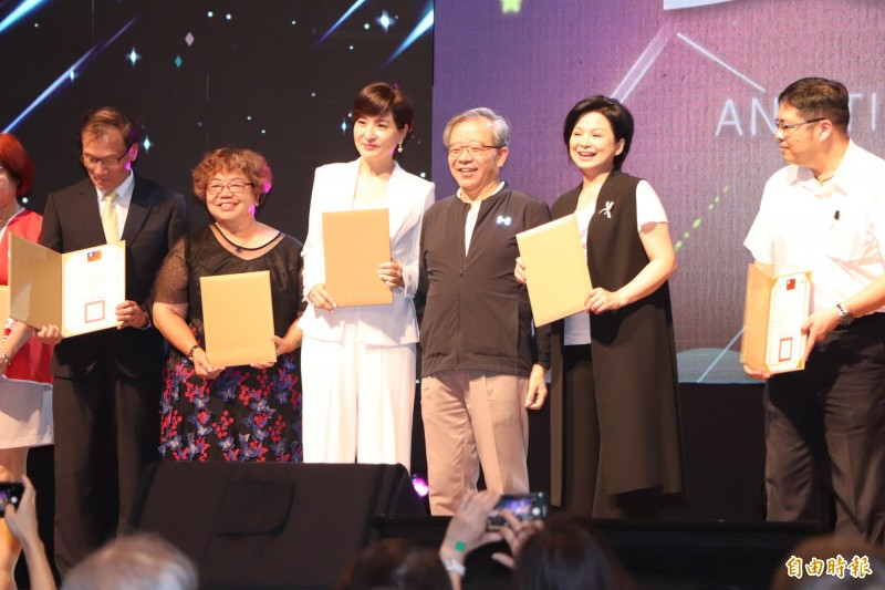 愛傳承關懷演唱會直播開唱 陳美鳳、郭書瑤跨世代女神輪番登場