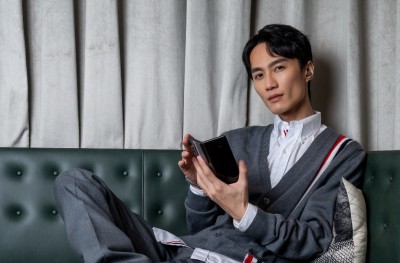 Galaxy Z Fold2 Thom Browne亮相 李英宏一頭栽進新美學
