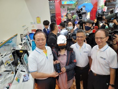搶到啦！超狂果粉排隊6天買iPhone 12 Pro 「太平洋藍」新色超級爆紅