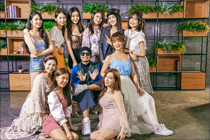 黃明志享齊人之福 新歌MV周旋10辣妹