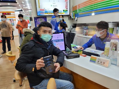 叫他最癡情果粉！三週前才剛買iPhone 12 Pro 又排6天搶Pro Max