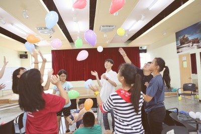 助新移民二代孩童勇敢逐夢    每賣1支手機亞太電信捐2元