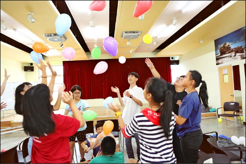 《消費快遞》亞太電信捐款 新移民二代築夢