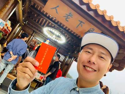 單身港仔張啟樂拜月老   只求一次獲這支籤