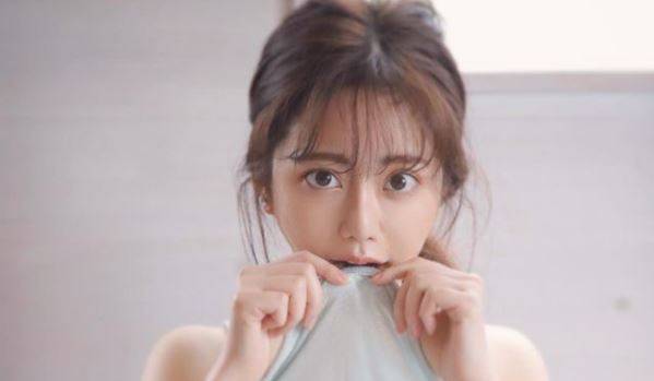 27歲大胃美女掀衣側拍曝光!南半球、腹肌曲線畢露