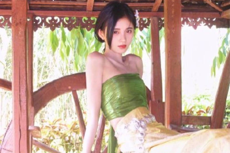 「4千年一遇美女」辣曬近照！露香肩美背「身材曲線」全曝光
