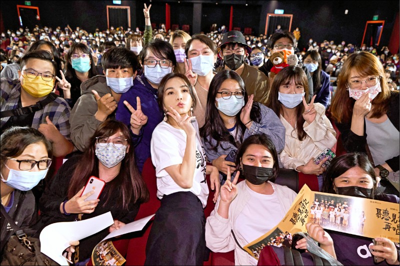 Ella賣力宣傳電影 鐵粉給力包場齊跳《拍手歌》