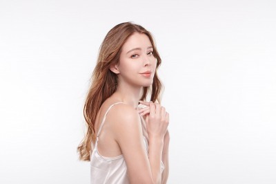 安妮新曲《我不怪誰》上架！澎湖旅遊豪乳撐爆比基尼...辣翻