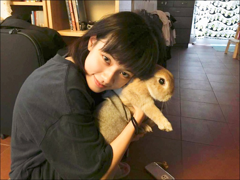 姚愛寗演舞台劇 培養情緒卻忘記上台