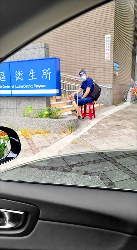 蔣偉文陪打AZ 75歲父下車遞遺囑
