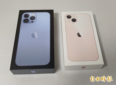 搶先開箱iPhone 13！來看天峰藍、粉紅新色有多美 瀏海真的變小片