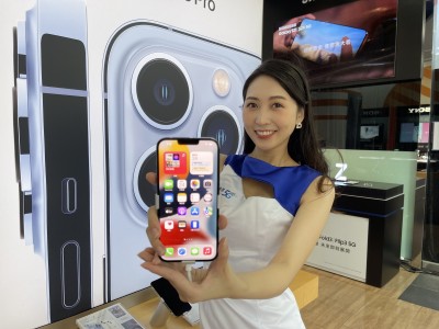 開賣直擊9色到齊iPhone 13   全台最狂女果粉「排9天」搶機