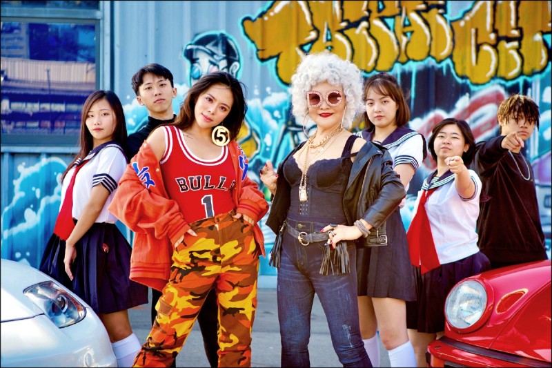 70歲楊燕挑戰Rap 受封嘻哈凍齡奶奶