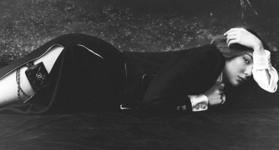 昆凌登封露一腿 性感露一包