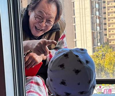 張魁笑開懷 祖孫情同框甜蜜曝光
