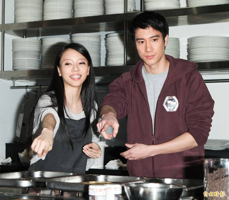 李靚蕾為何握有大量證據?網民神揪細節:王的舊手機都給她用