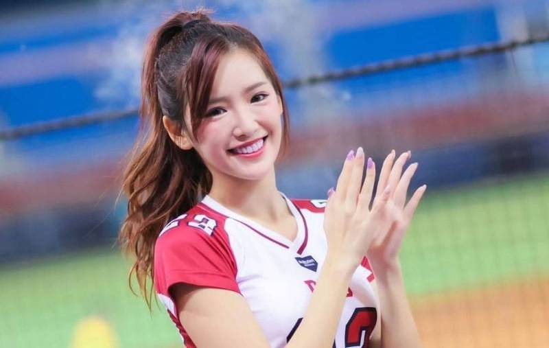 啦啦隊女神秀水蛇腰！只穿「紅色小褲褲」驚洩裸臀曲線