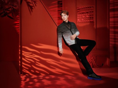 王嘉爾、嬌妮湊對 這姿勢太撩人