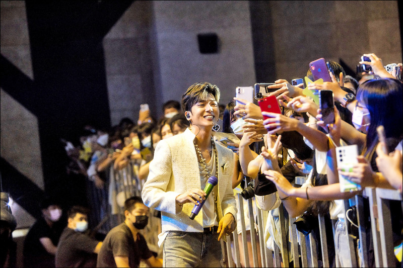 畢書盡自爆脆弱面 鐵粉製手幅應援