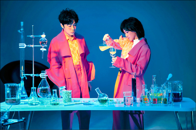 吳青峰燕姿計畫成真 醉鬼阿Q合唱偶像