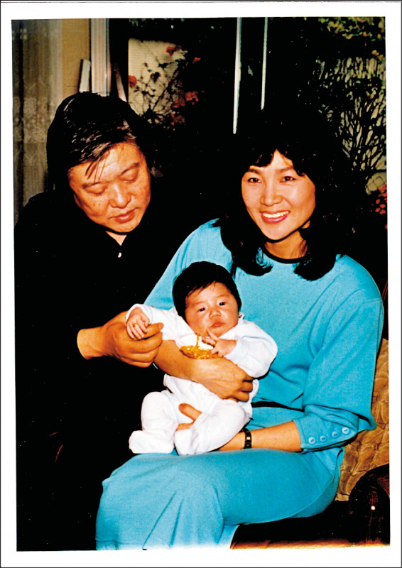 鳳飛飛紀念書預購奪冠 兒子爆常被媽追著打