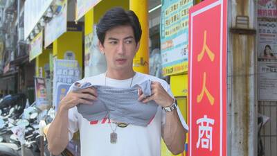 八點檔男星街頭擺攤  皮衣批成內衣糗大硬叫賣