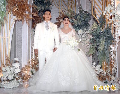 （影音）許維恩婚紗細節解密「像女王」 王家梁讚「全身散發光芒」