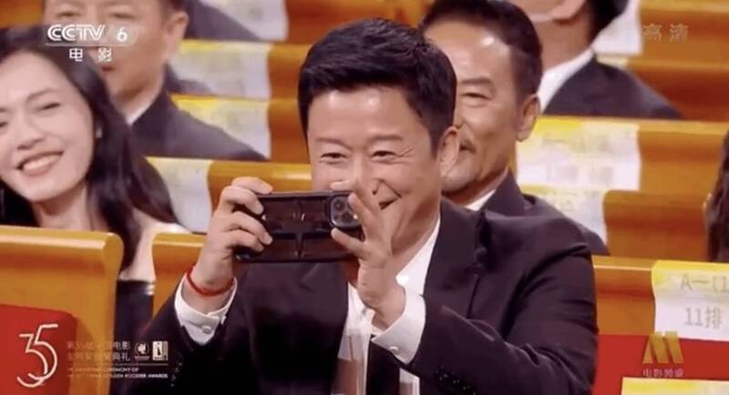 愛國戰狼男星拿「蘋果」手機  網全崩潰「這男的真虛偽」