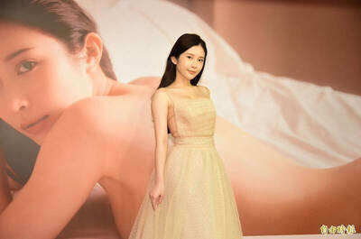 雞排妹乳滑!狂推日迪士尼維尼舉白紙T 網暴動跪求代購