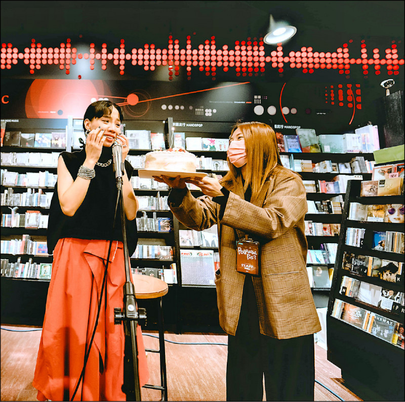 洪佩瑜簽名會藏驚喜 聽蔡健雅語音祝福秒噴淚