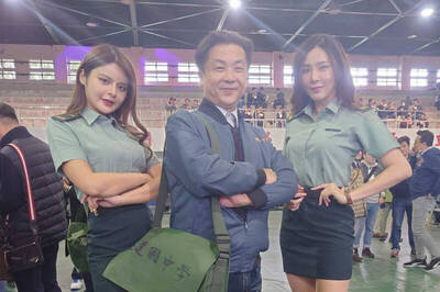 呂秋遠參加建中同學會 美女教官火辣長腿驚全場