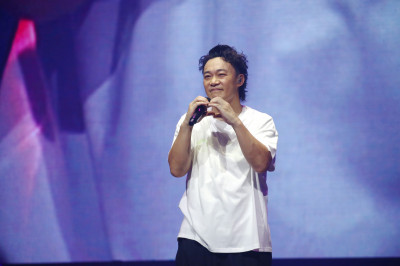 陳奕迅確定來台灣開唱！18歲正妹女兒露面 被老爸逼哭了