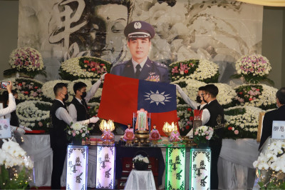 兵家綺終生不婚   國旗蓋棺送別空軍父