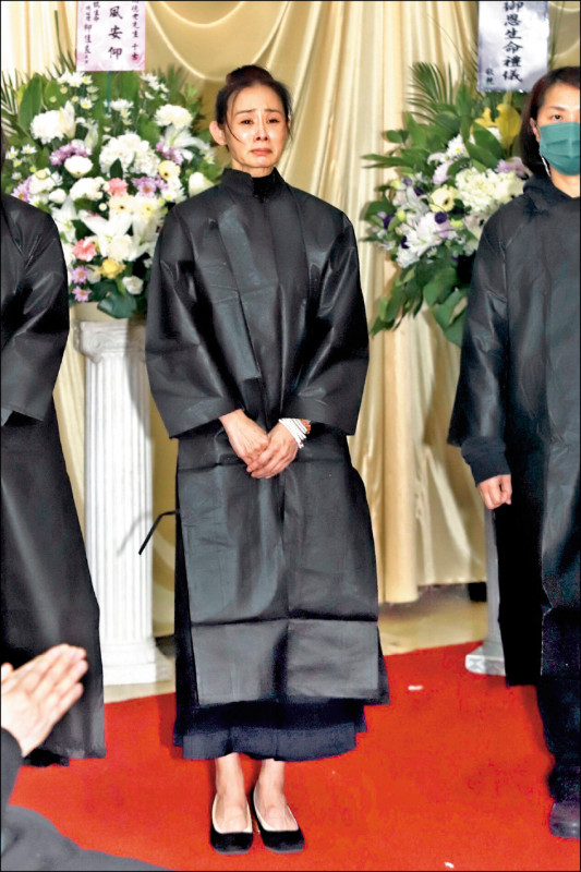 兵家綺送別飛官父 申請國旗覆棺