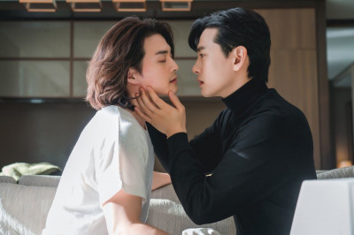 （影音）《紙房子》「性感強盜」遭男人強吻  哀號：我動彈不得