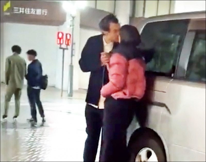 哈利迷戀辣模8年美夢成真 東京街頭熱吻地表最強小三