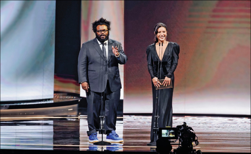 金曲34》艾怡良念錯名單 陳建瑋烏龍領獎 林俊傑演唱經典串燒 致敬已故音樂人林秋離