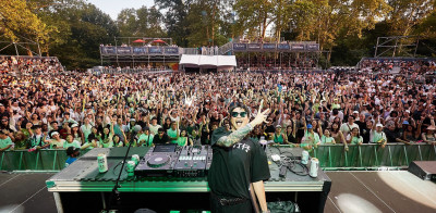 台灣歌手唱翻紐約中央公園   探望過世朋友哭到跪下來