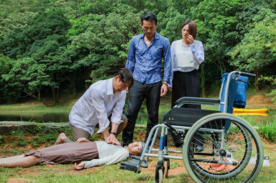 顏曉筠坐獨木舟翻船「頸部以下無法行動」 父急下水救援：體力快透支