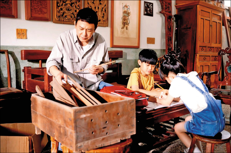 王識賢扮木工修復師 嘆文化資產漸失傳