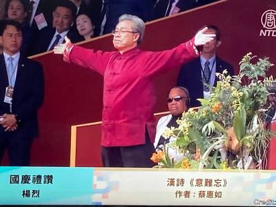 楊烈以歌聲讓國慶更莊嚴肅穆 一曲「意難忘」眾人淚潸潸
