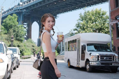 33歲港女星Alycia深夜發火辣健身影片  一側身豐滿上圍全現