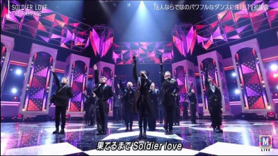 AKIRA師弟疑似「學納粹敬禮」 經紀公司急回應